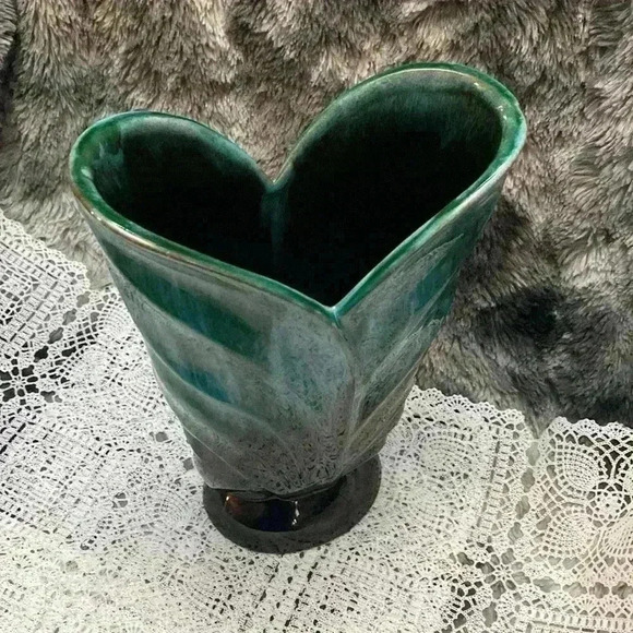 Vintage Blue Mountain Pottery BMP Large Open Leaf  Style Vase, Green Glaze - Picture 9 of 16